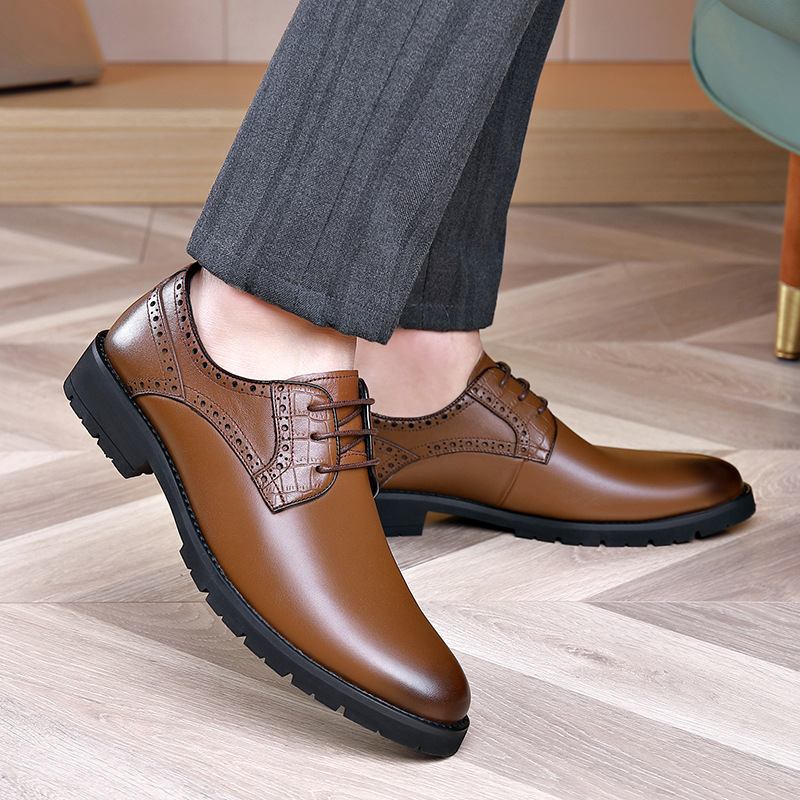 2023 Uudet Miesten Business Casual Mustat Brogue-kengät Veistetyt Kengät Classic Dress Nautapukukengät